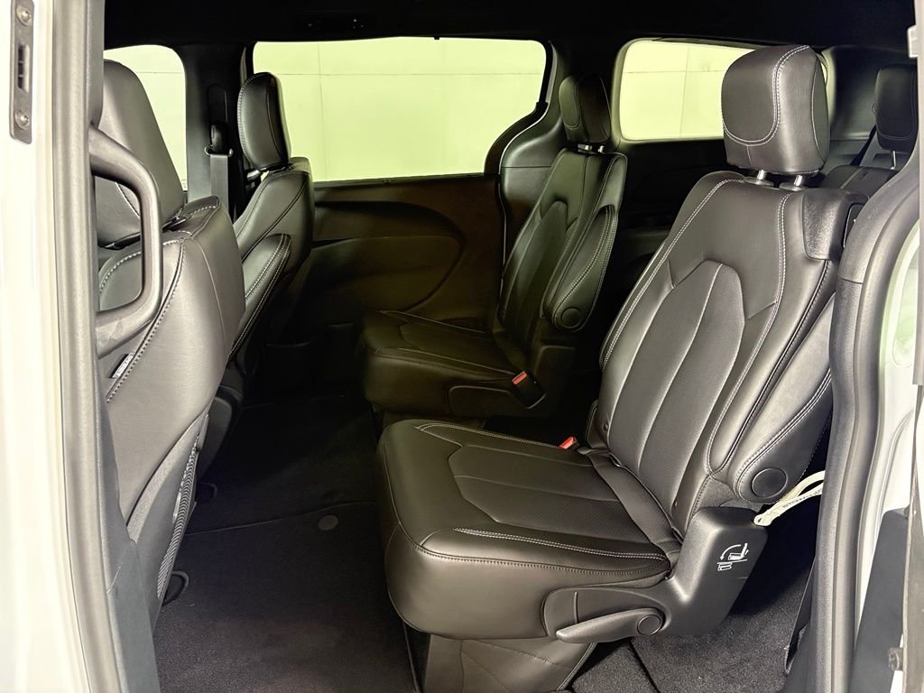 New 2027 Bright White Clear-Coat Paint Chrysler Select image 35