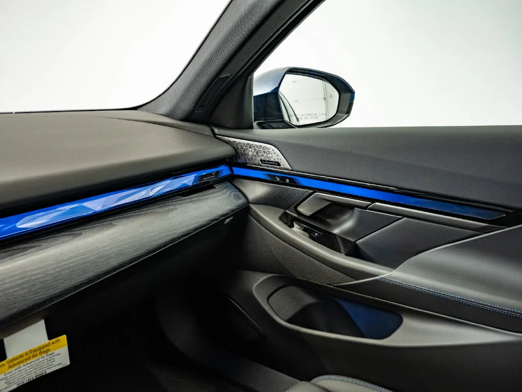New 2027 Tanzanite Blue II Metallic BMW 550e xDrive image 36