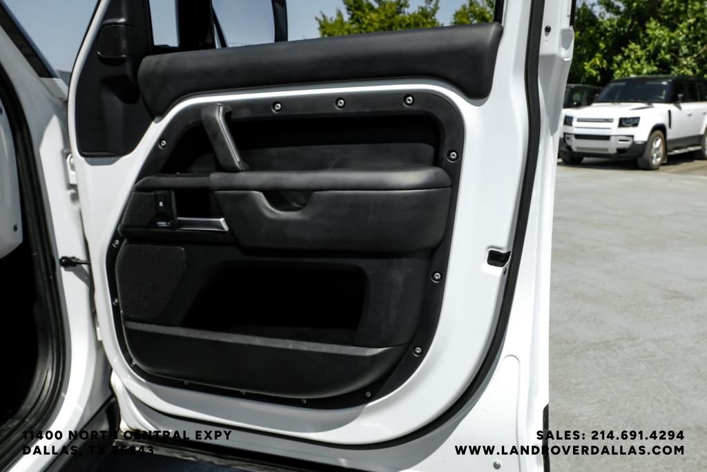 Used 2025 Fuji White Land Rover X-Dynamic SE image 33