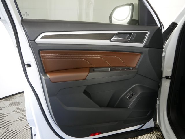 Used 2023 Pure White Volkswagen SE image 8