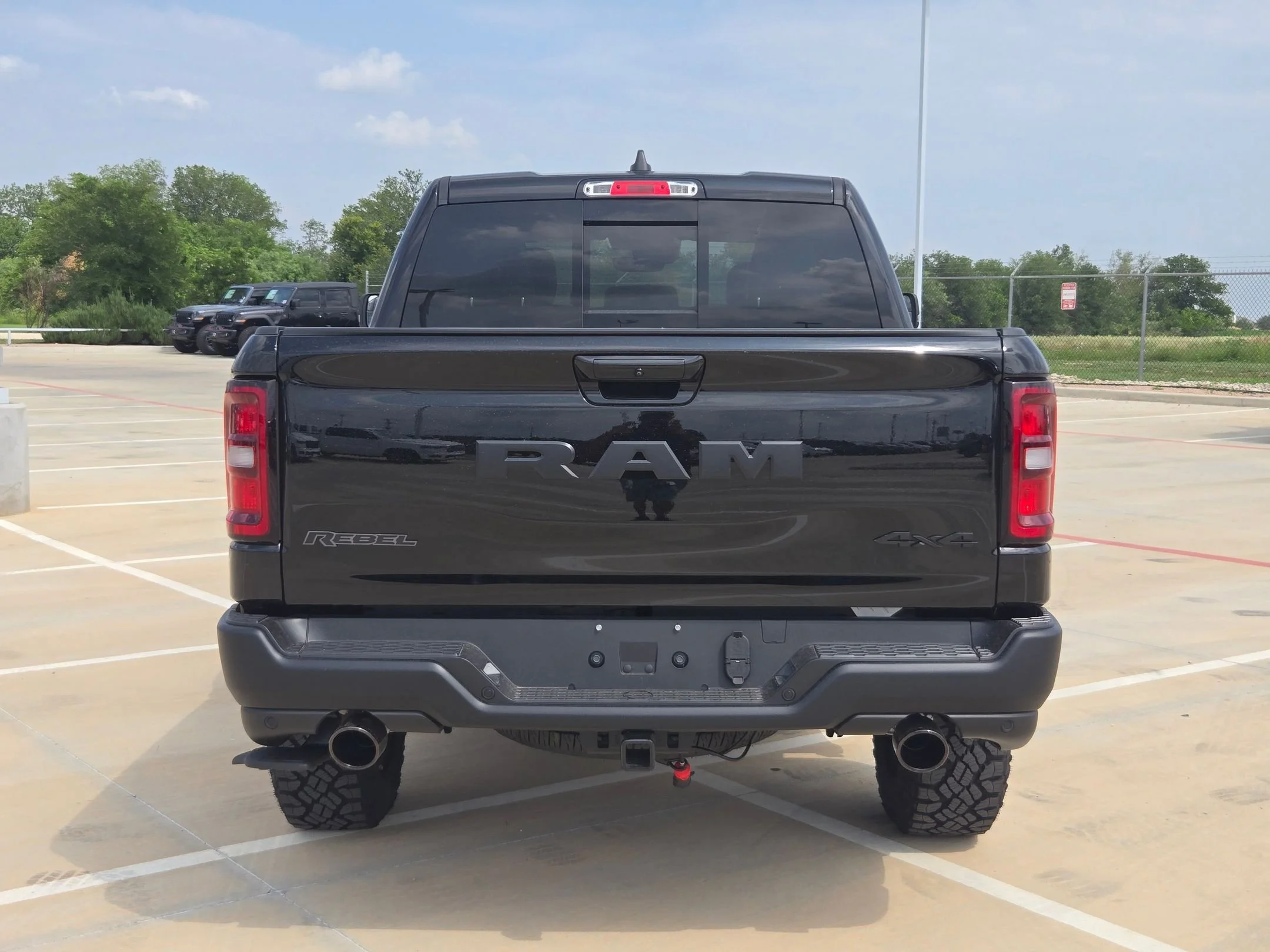 New 2026 Diamond Black Crystal Pearl-Coat Exterior Paint RAM Rebel image 4