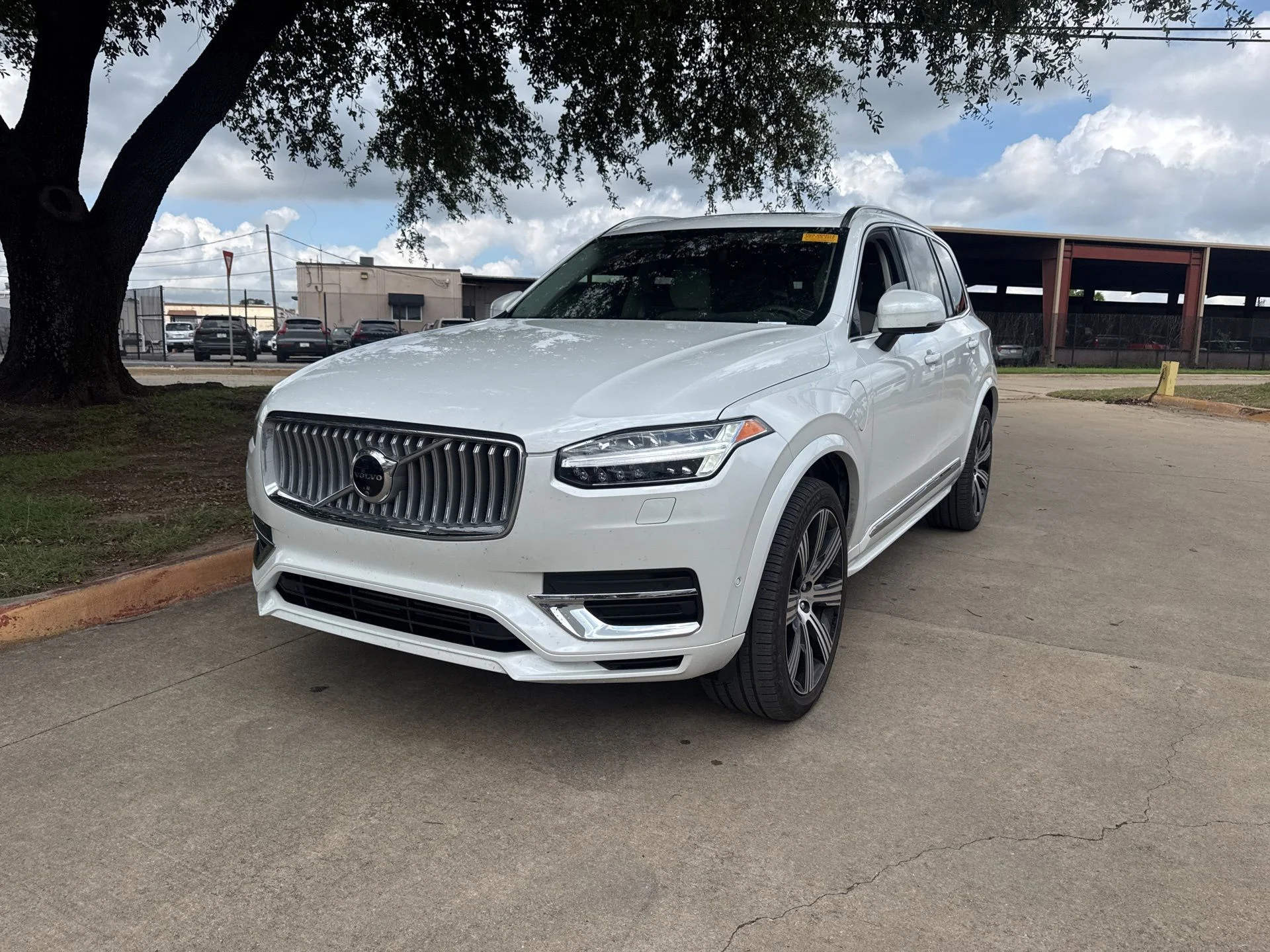 Used 2025 White Volvo T8 Plus image 1