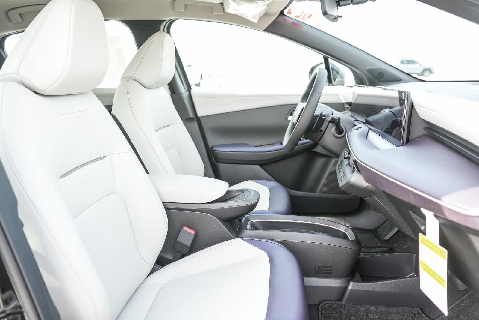 New 2026 Everest White Pearl TriCoat / Super Black Two-tone Nissan SV+ image 18