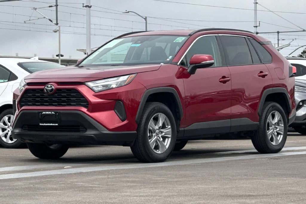Used 2025 Pearl Toyota XLE image 8