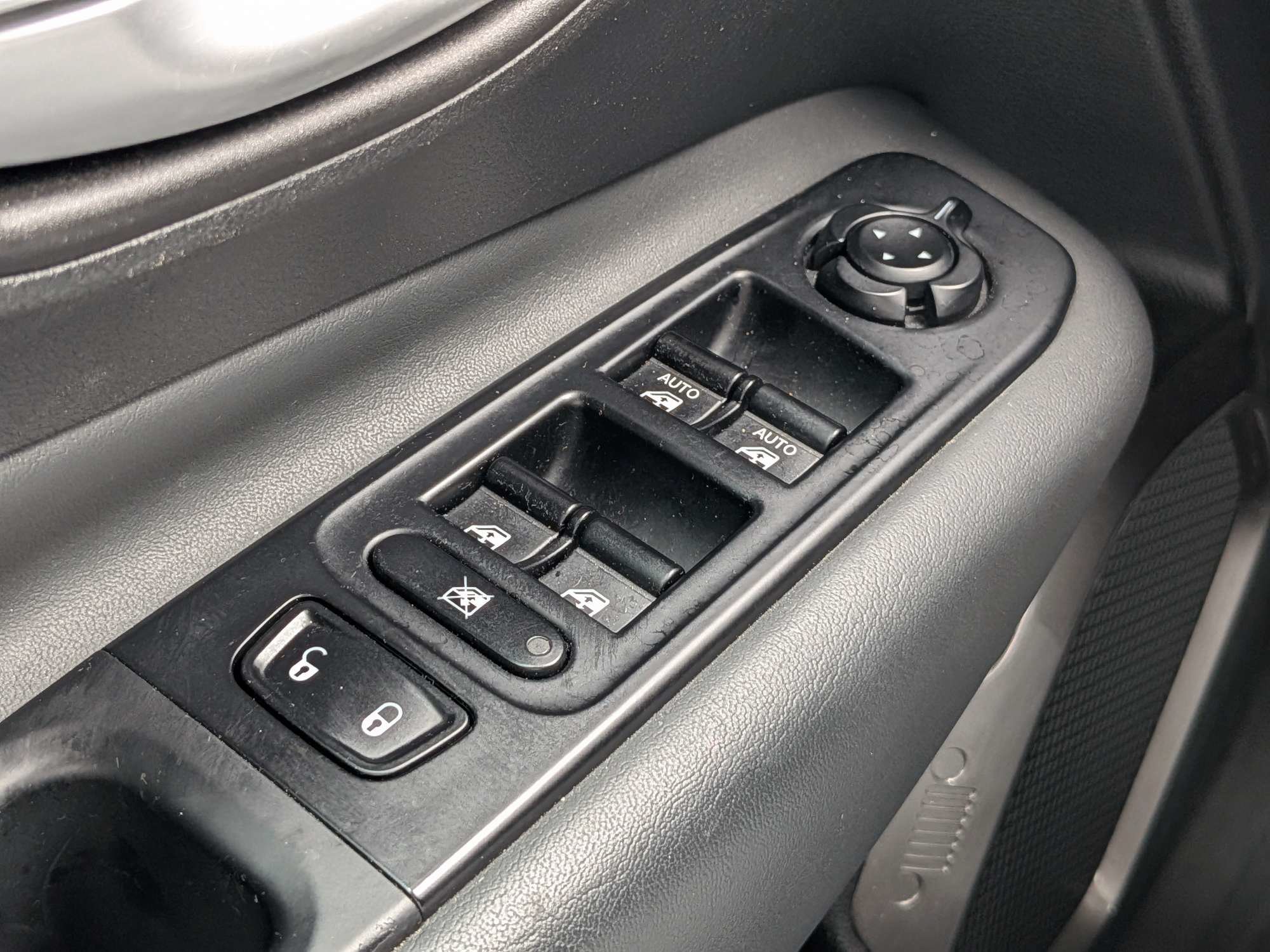 Used 2023 White Jeep Latitude image 24
