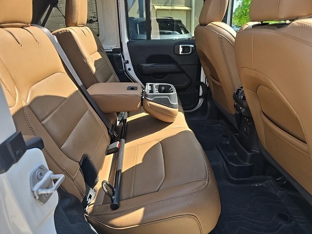 Used 2023 White Jeep Sahara image 15