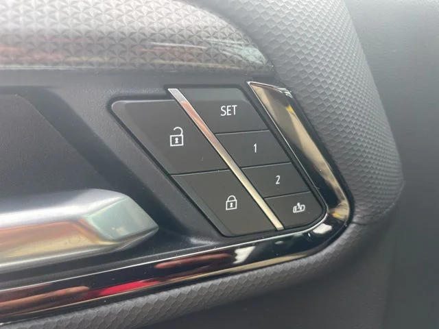 Used 2025 White Chevrolet ZR2 image 29