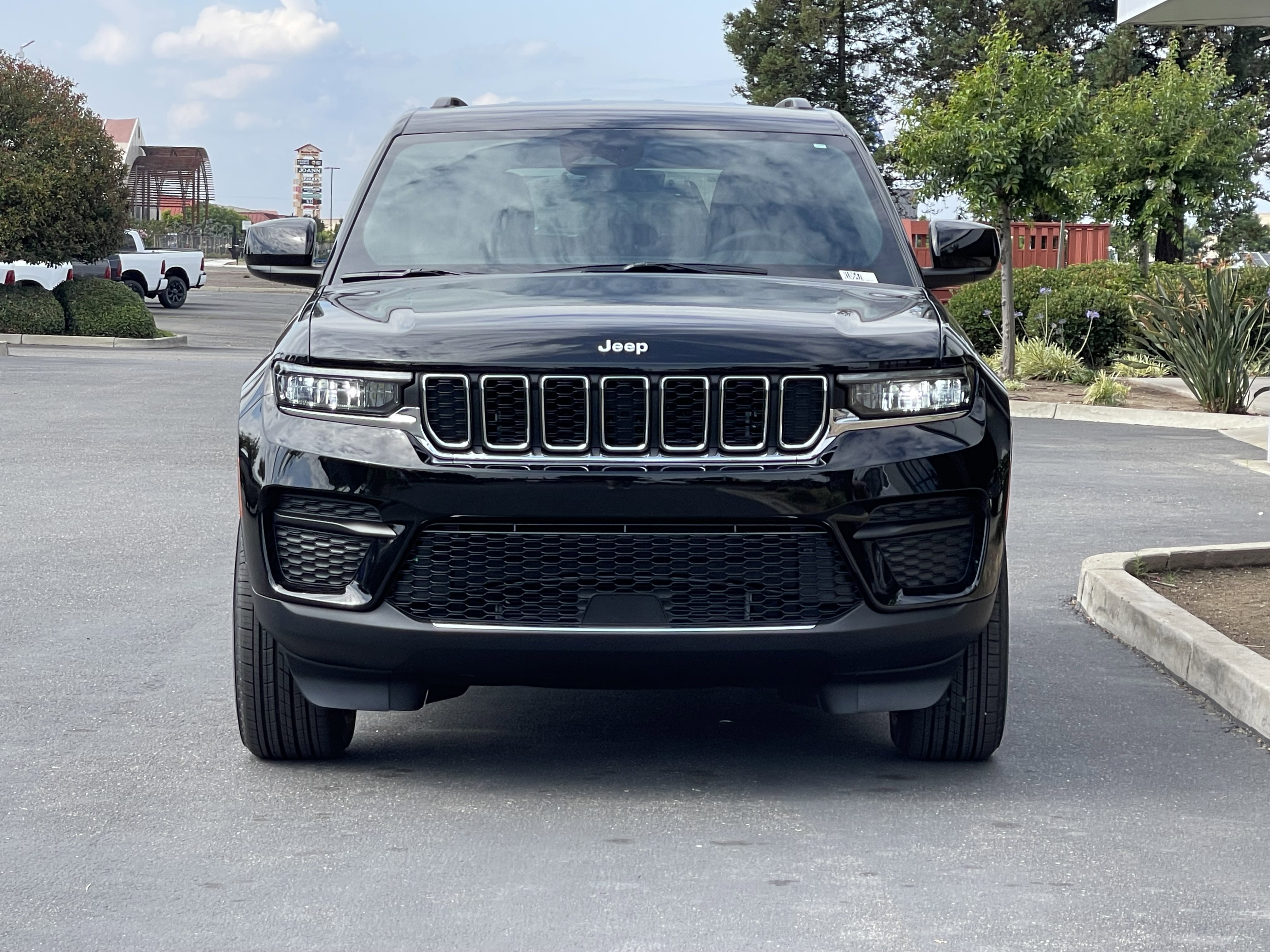 New 2026 Diamond Black Crystal Pearl-Coat Exterior Paint Jeep Laredo image 3