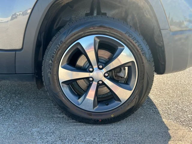 Used 2019 Gray Jeep Limited image 9