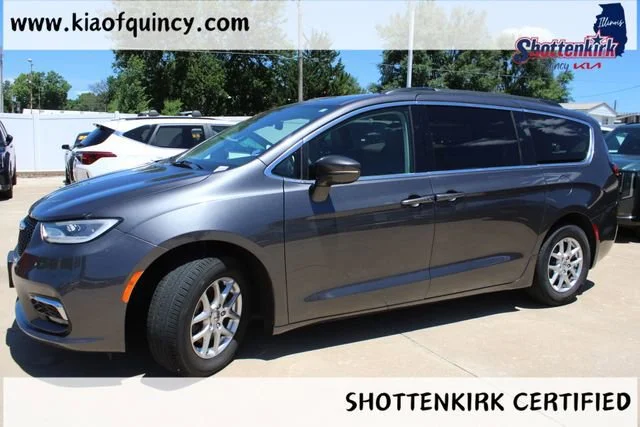 Used 2022 Granite Chrysler Touring L image 2