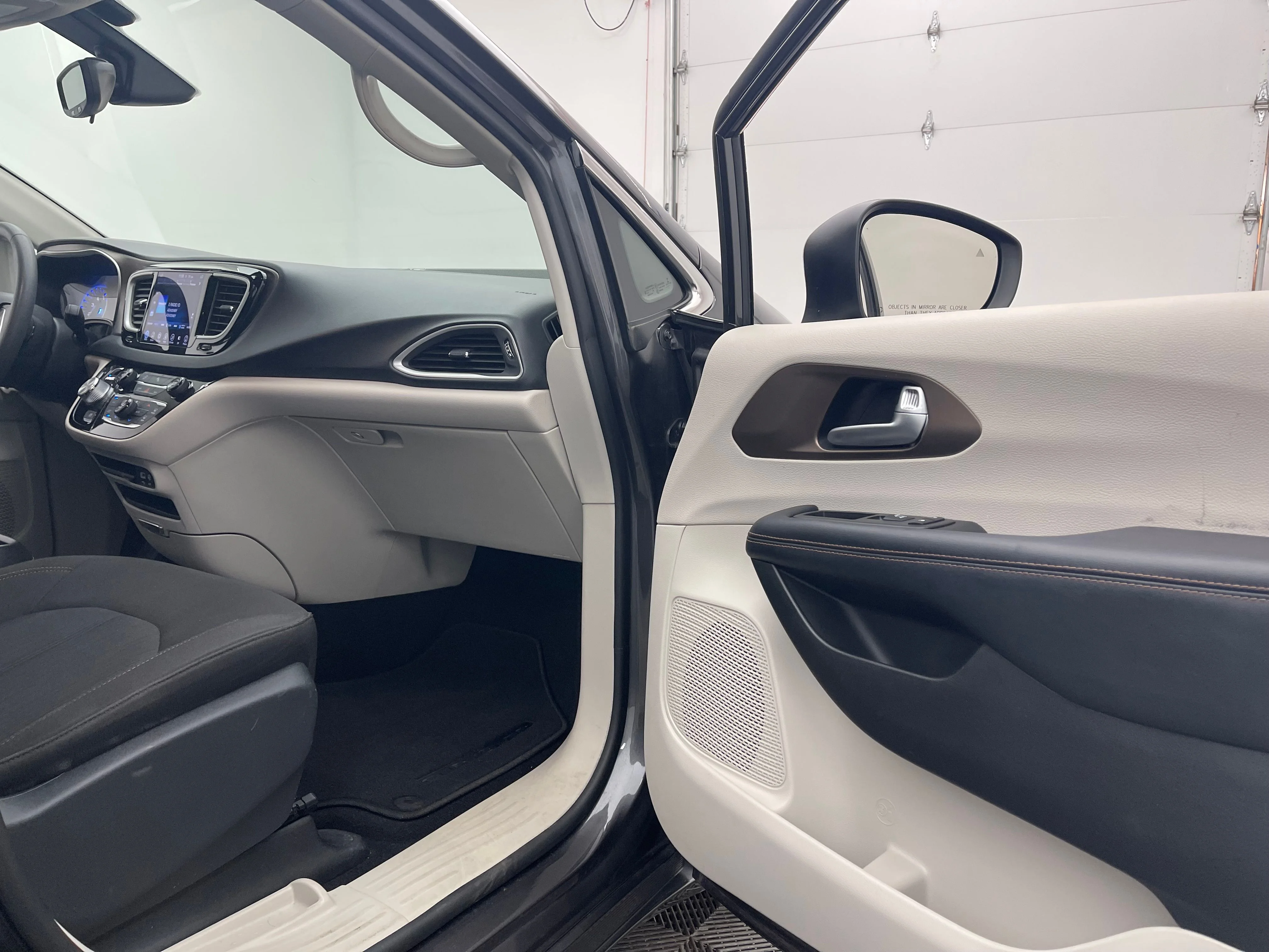 Used 2017 Granite Crystal Metallic Clearcoat Chrysler Touring L image 29