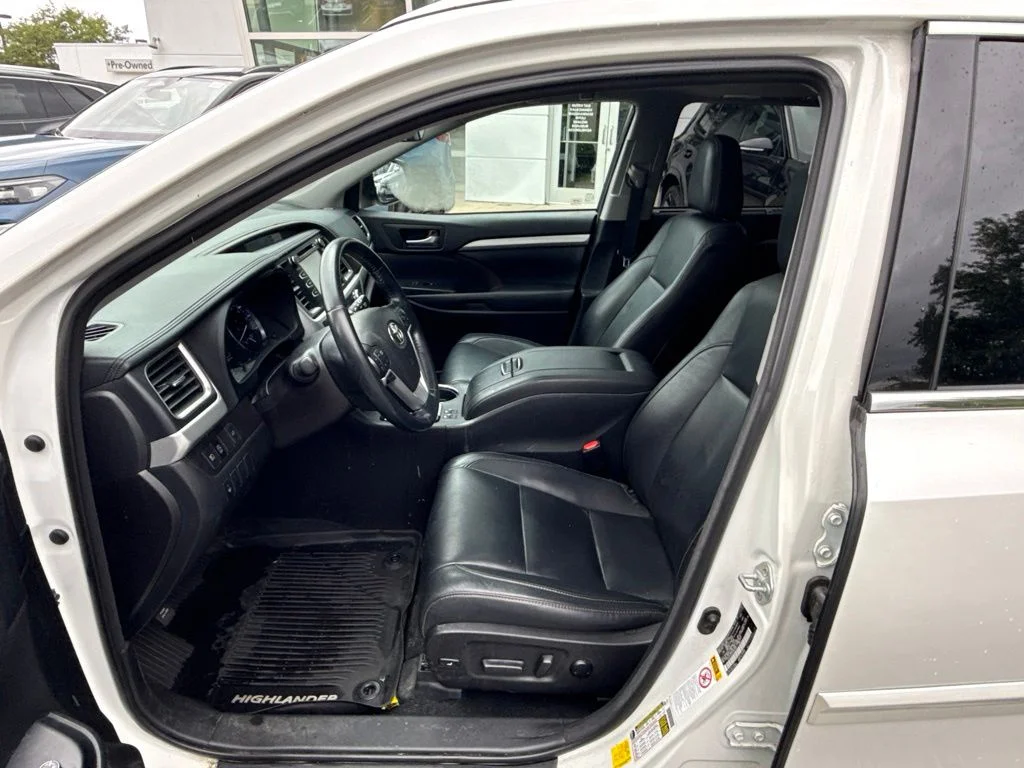 Used 2018 White Toyota XLE image 11