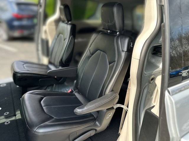 Used 2024 Silver Chrysler Touring L image 23