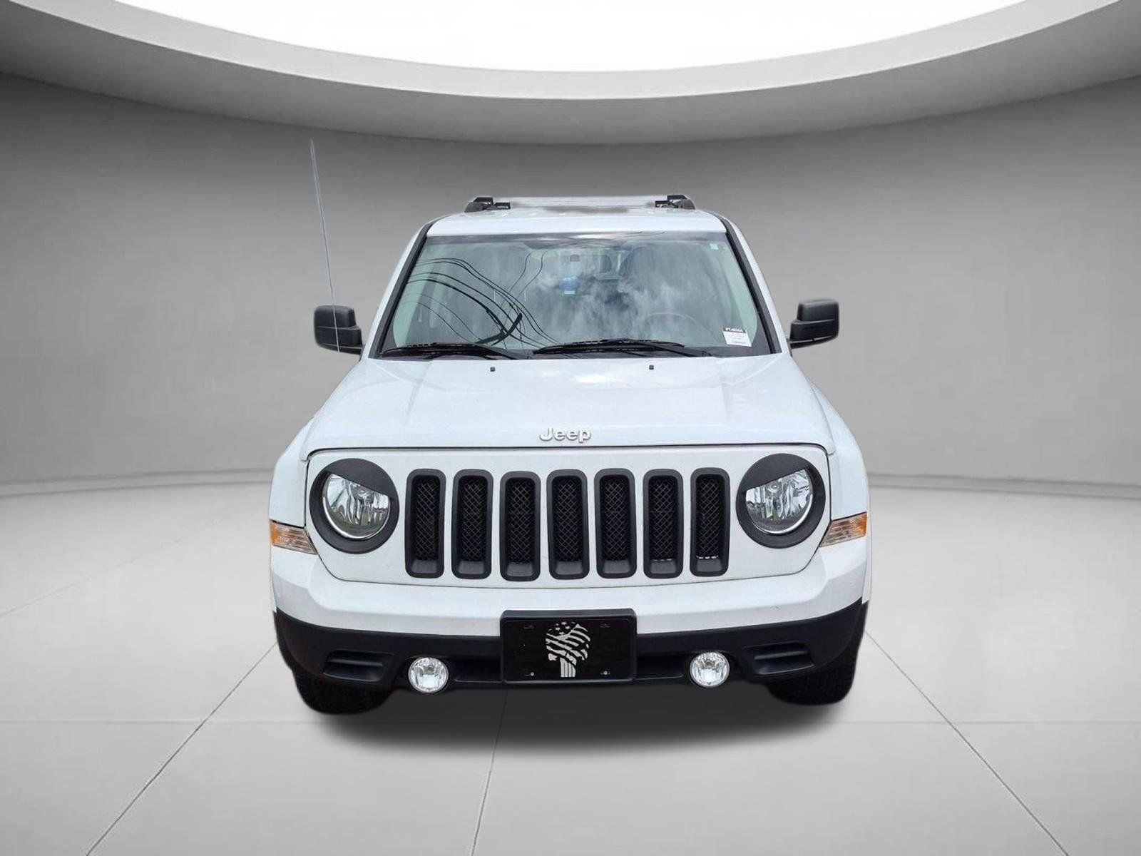 Used 2017 Bright White Clearcoat Jeep Latitude image 2