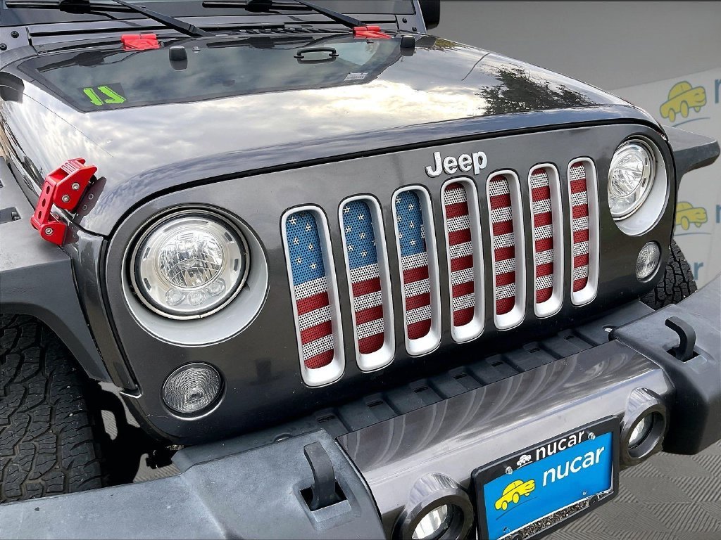 Used 2017 Granite Crystal Metallic Clearcoat Jeep Sahara image 25
