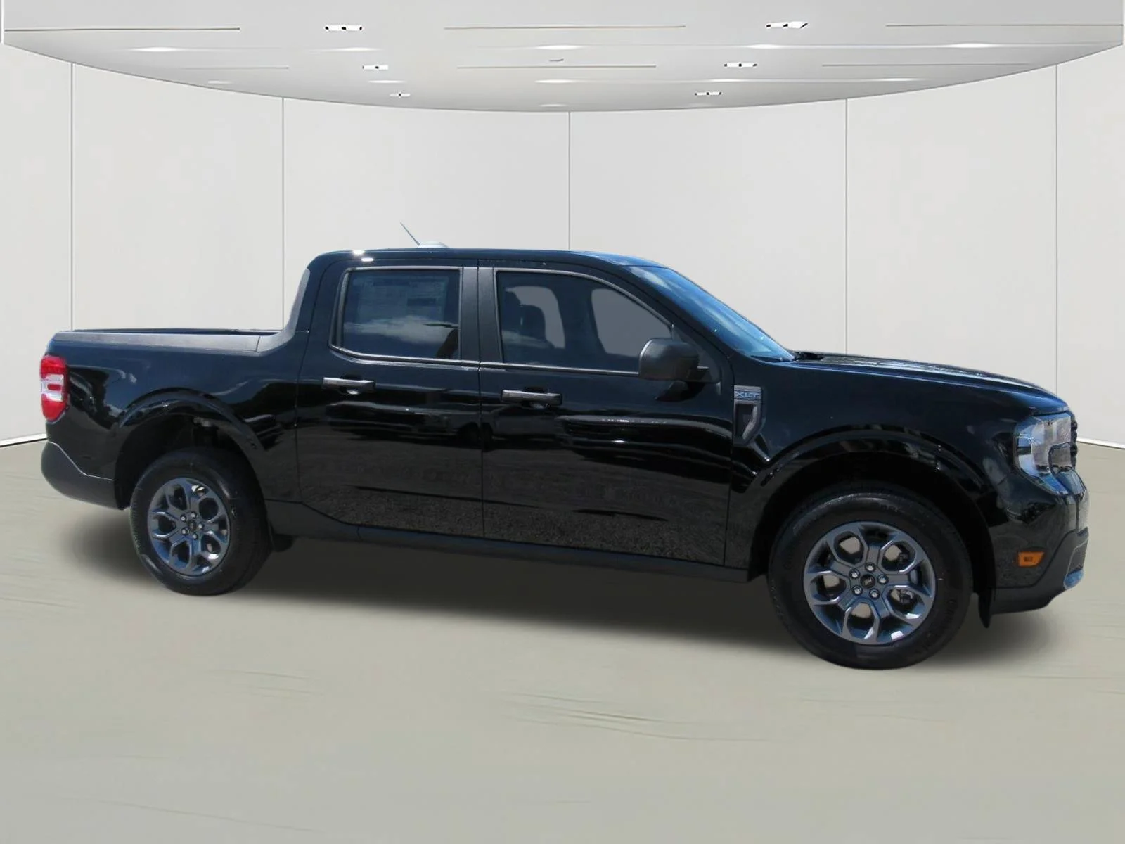 New 2026 Shadow Black Ford XLT image 2