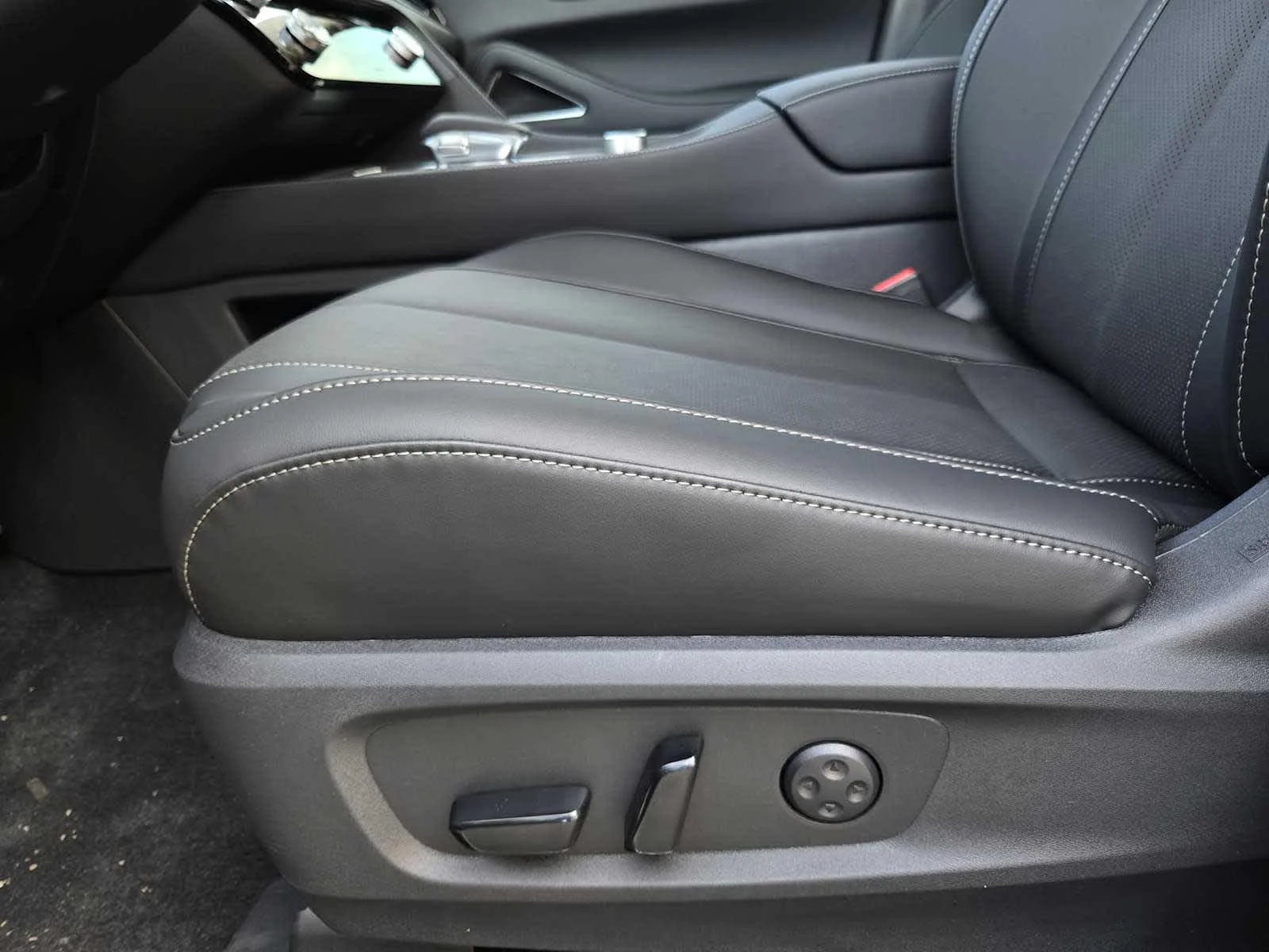 Certified Used 2026 Mineral Black INFINITI LUXE image 16
