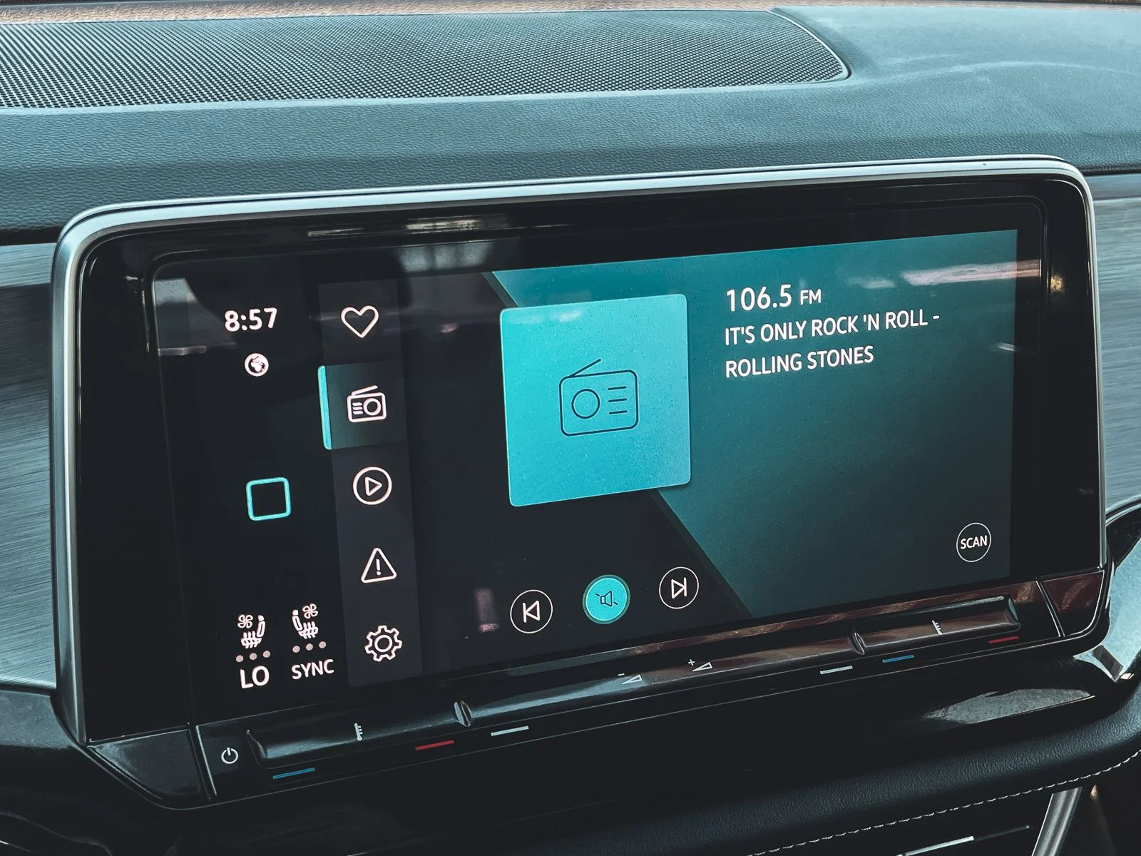 2024 Volkswagen Atlas Cross Sport SE w/Tech - Photo 21