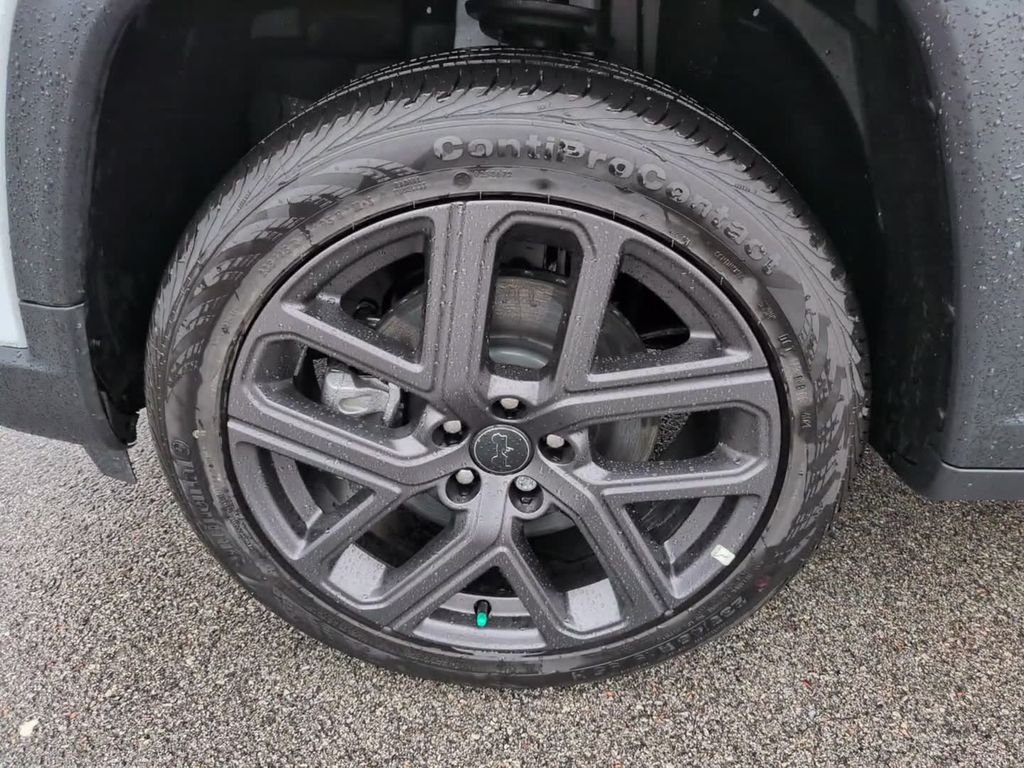 New 2026 White Jeep Latitude image 14