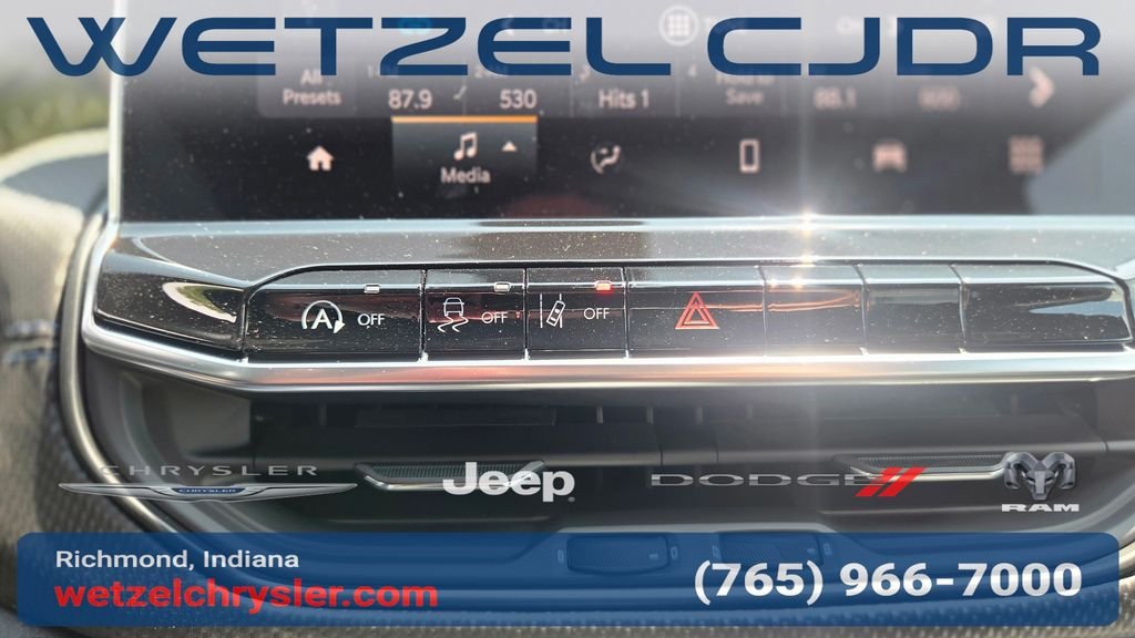 New 2026 Silver Zynith Metallic Clearcoat Jeep Latitude image 21