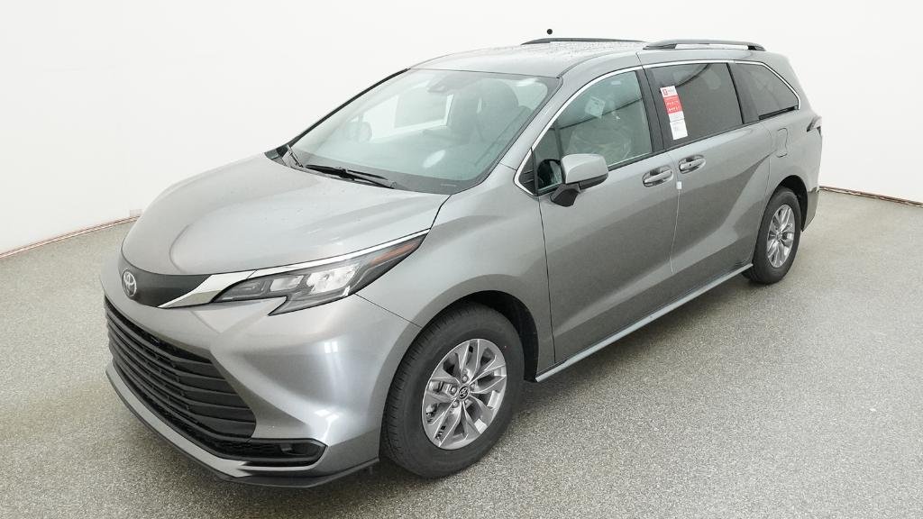 2026 Toyota Sienna LE 8-Passenger Hybrid FWD's photo
