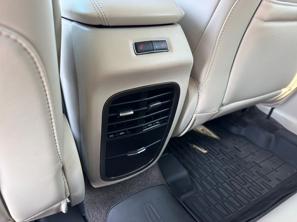 Used 2018 White Platinum Clearcoat Metallic Lincoln Reserve image 29