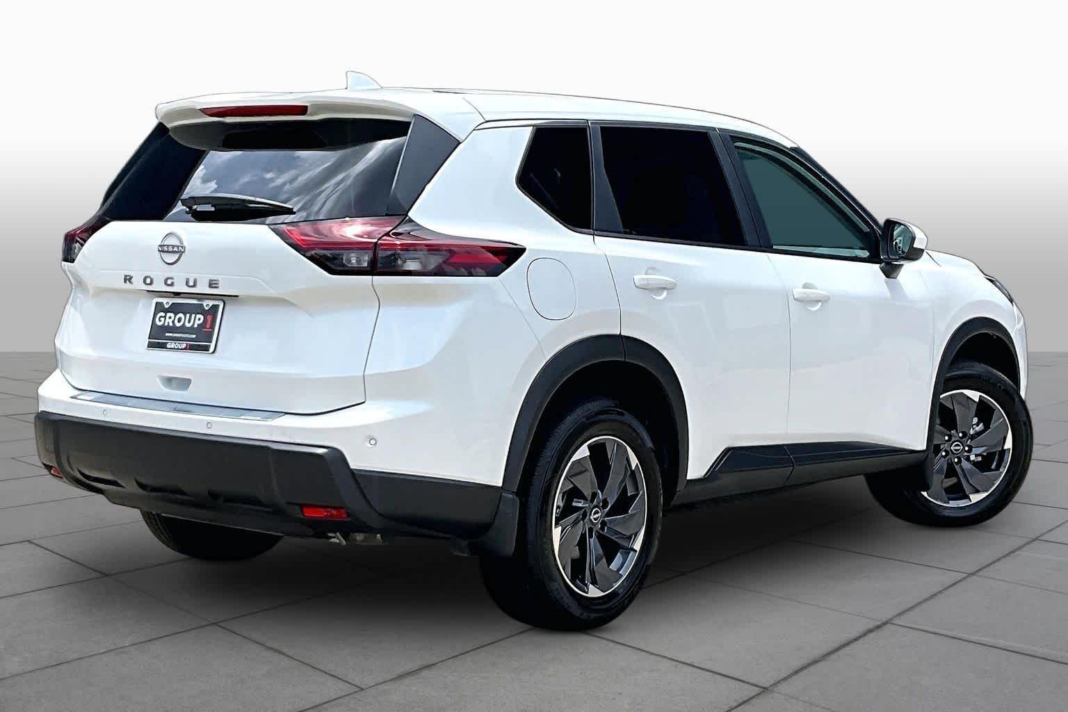 Used 2026 Everest White Pearl Tricoat Nissan SV image 13