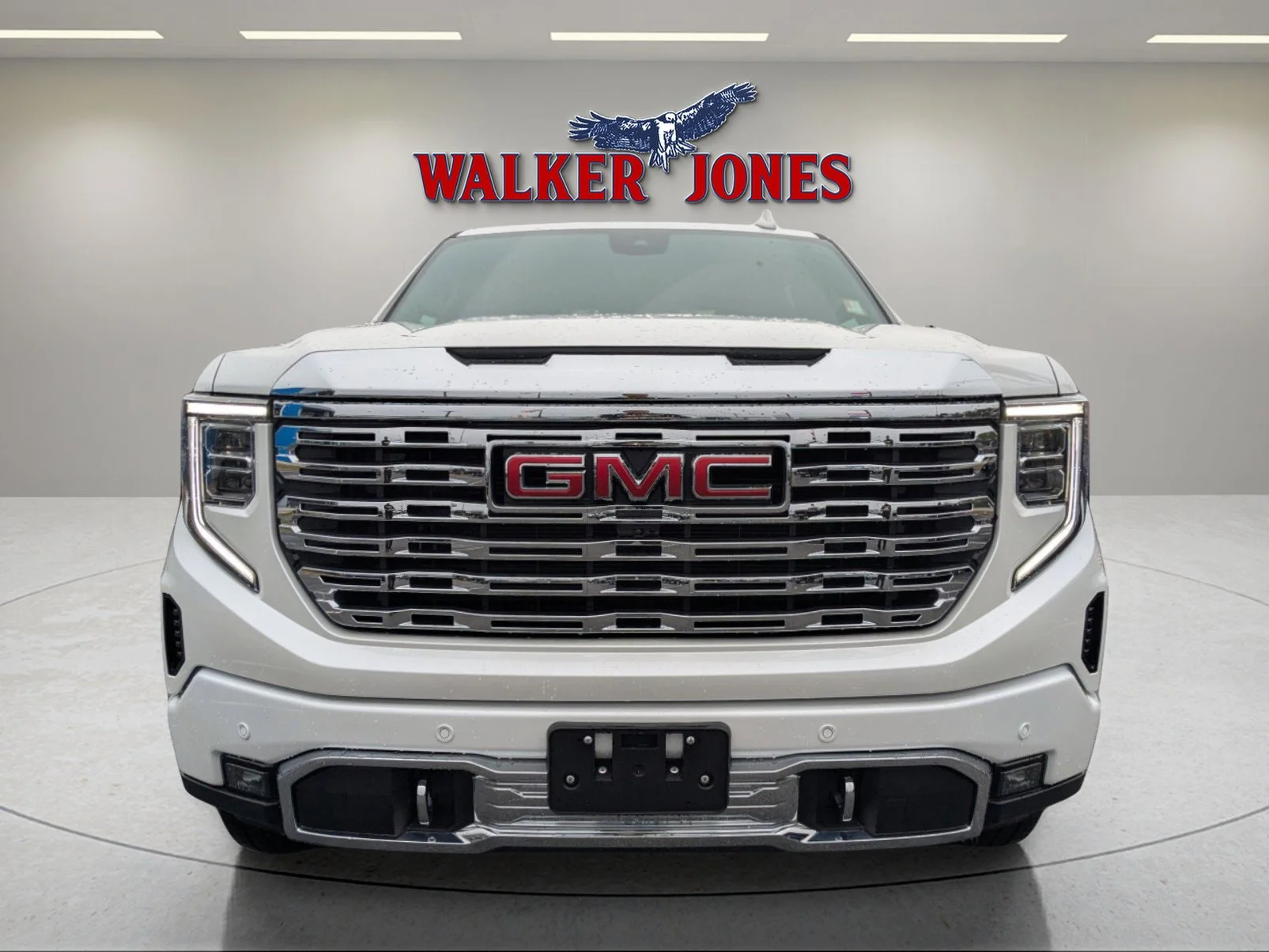 Used 2024 White Frost Tricoat GMC Denali image 9