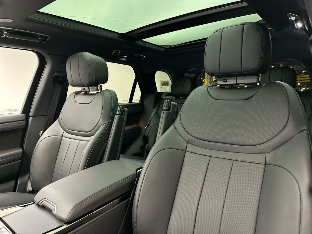 Used 2025  Land Rover SE image 8