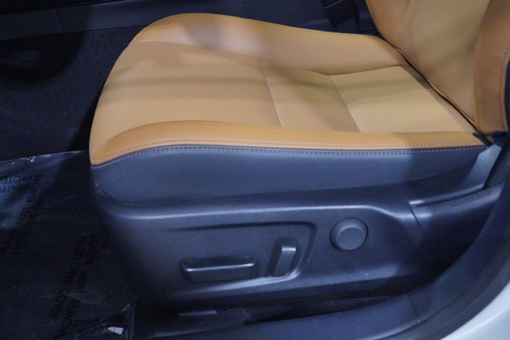 Used 2022 White Pearl Lexus 300 image 8
