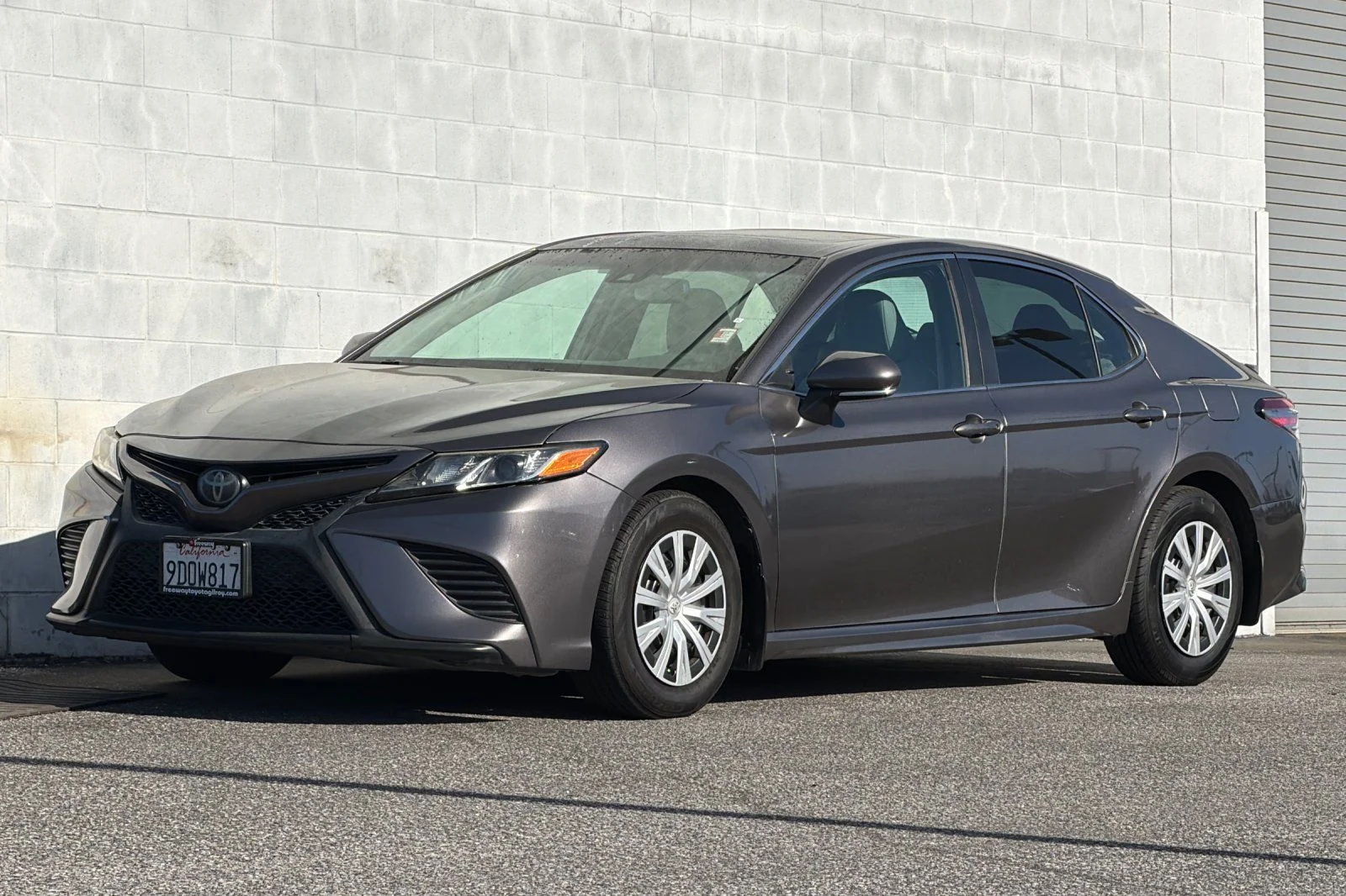 Used 2018 Gray Toyota SE image 9