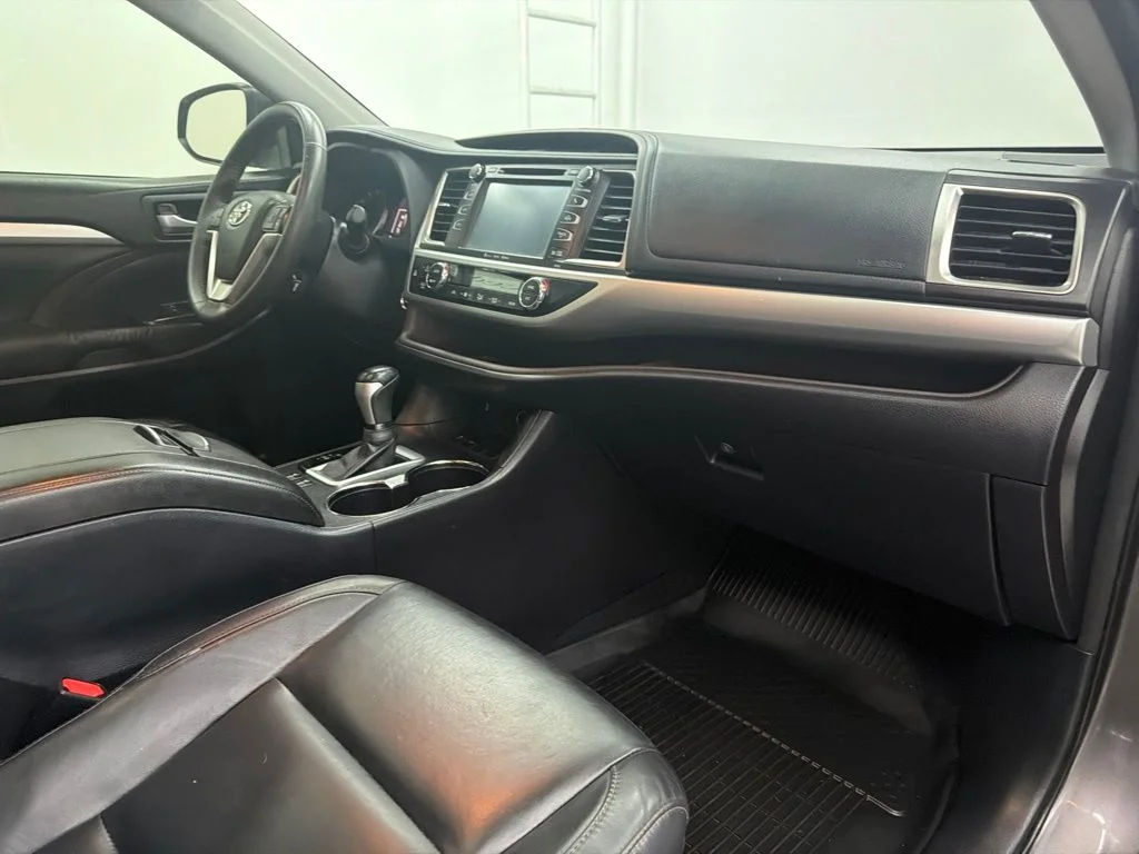 Used 2016 Gray Toyota XLE V6 image 24