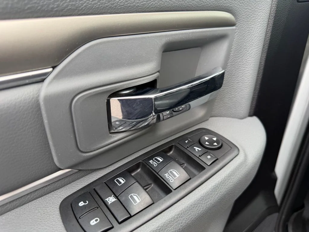 Used 2018 Silver Ram Big Horn image 33