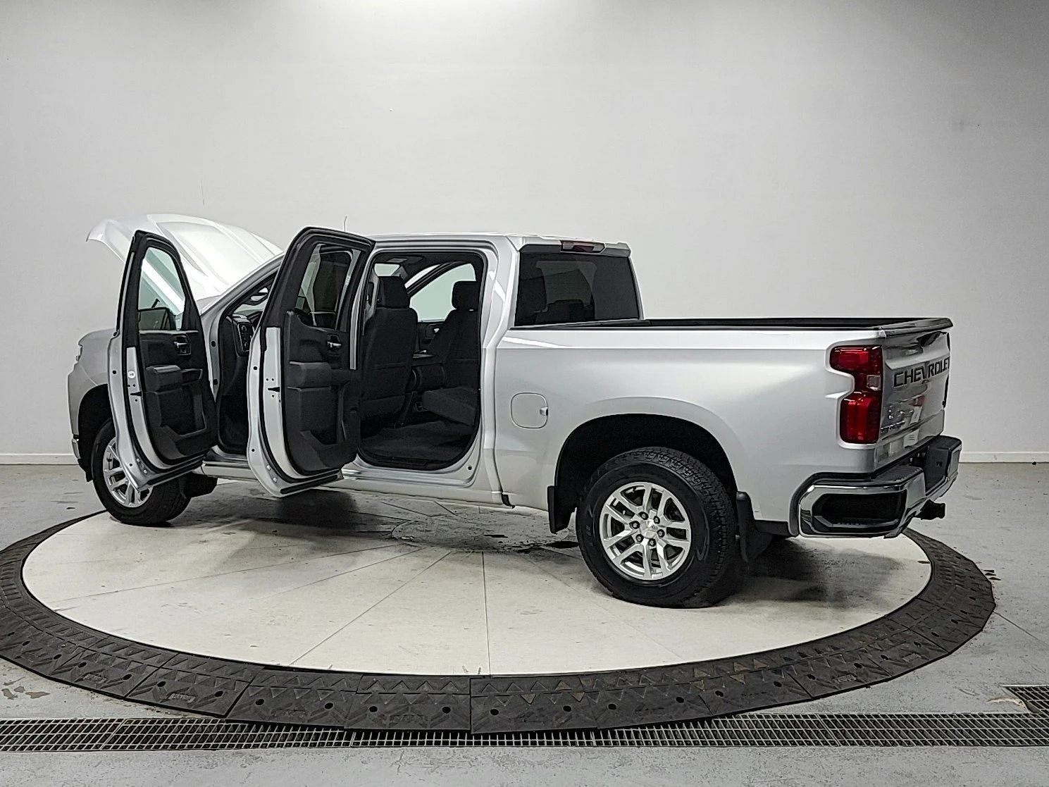 Used 2019 Silver Chevrolet LT image 13