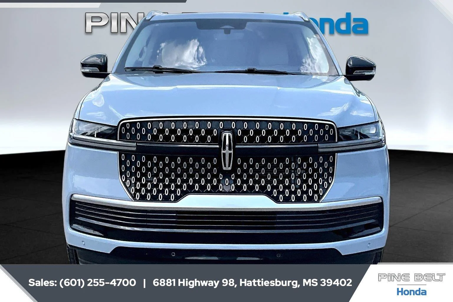 Used 2025 Gray Mist Metallic Tri-Coat Lincoln Reserve image 3