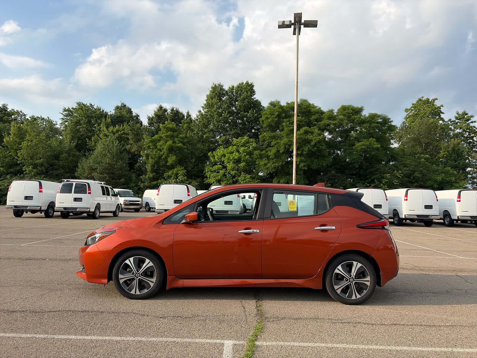 Used 2022 Sunset Drift Chromaflair Nissan SV image 4
