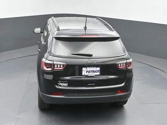New 2026 Diamond Black Crystal Pearl-Coat Exterior Paint Jeep Latitude image 37