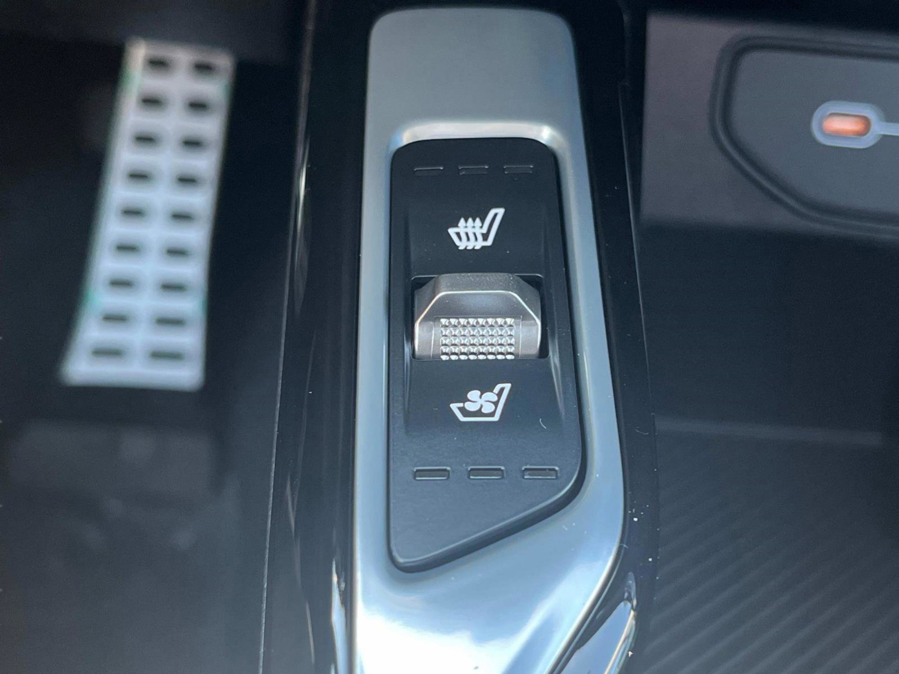 New 2025 Wolf Gray Kia X-Line SX AWD image 33