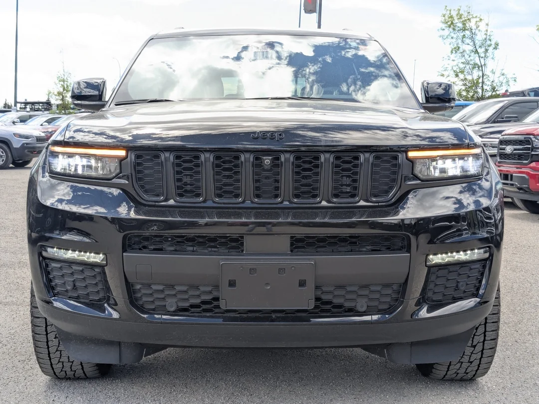 Certified Used 2025 Black Jeep Limited - - 4x4 - Luxury Tech II - Black Pkg - Command View Sunroof - Leather & More! image 3