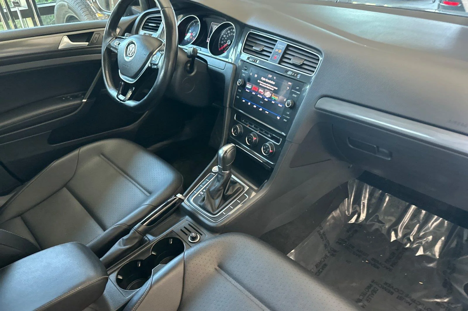 Used 2019 Deep Black Pearl Volkswagen SE image 16