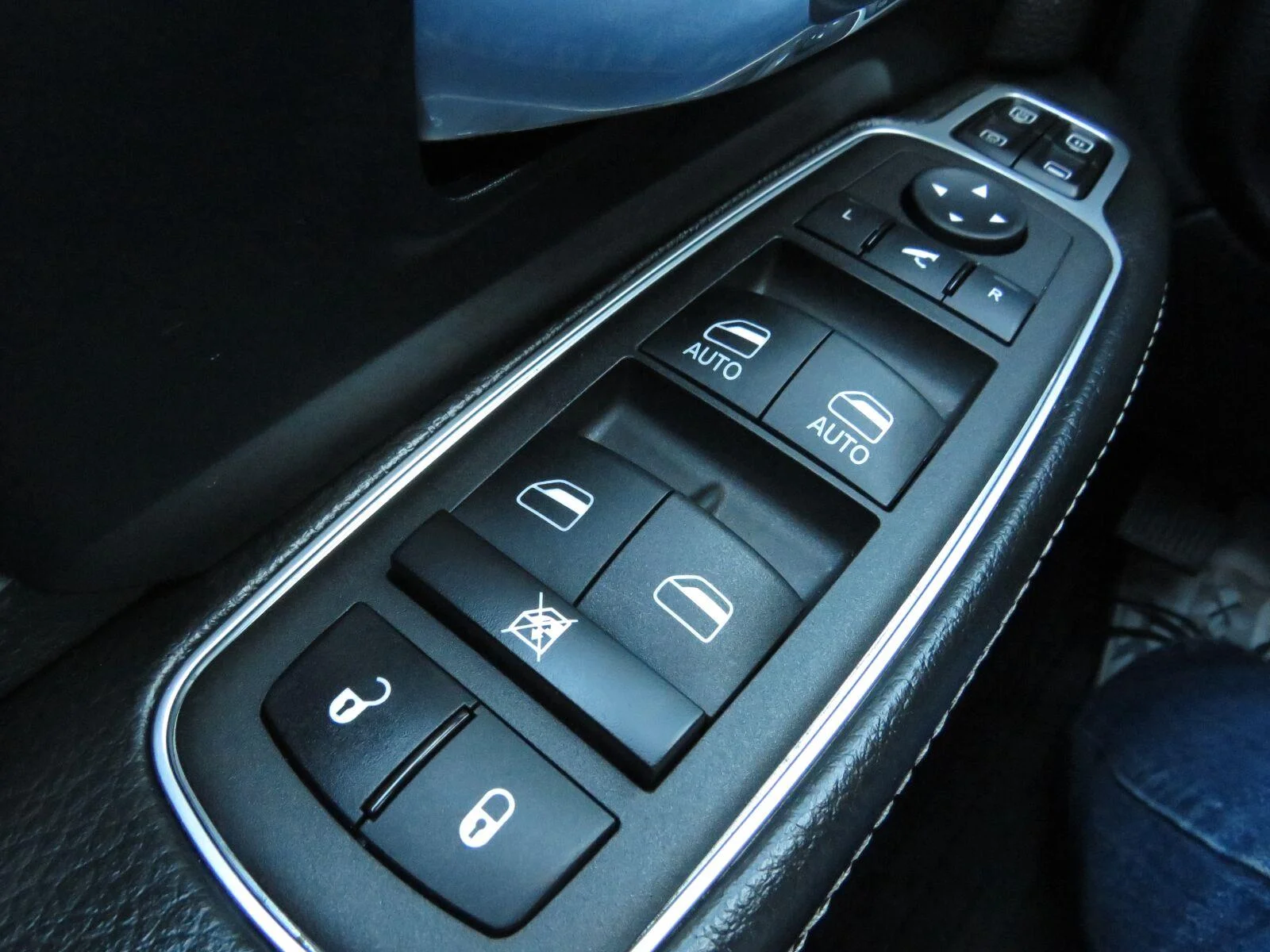 Used 2023 Diamond Black Crystal Pearlcoat Ram Laramie image 30