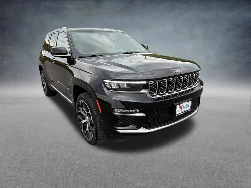 Used 2023 Diamond Black Cry Jeep Summit Reserve image 8