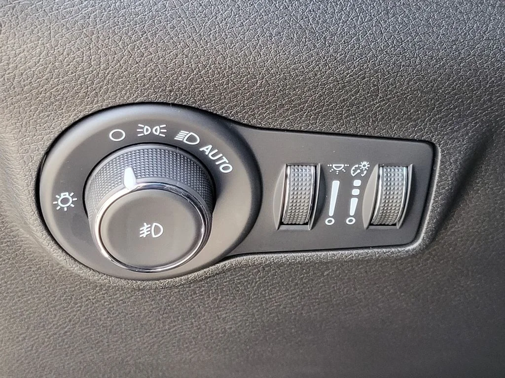 Used 2023 Black Jeep Latitude image 12