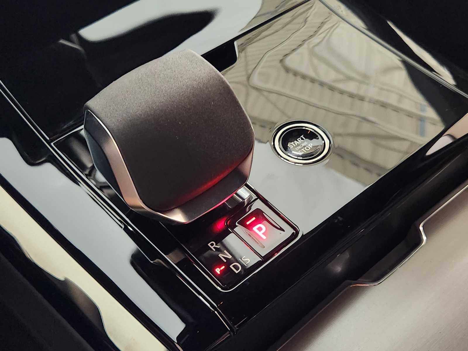 New 2026 Fuji White Land Rover Dynamic SE image 19