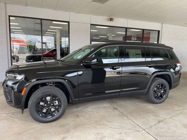 New 2026 Diamond Black Crystal Pearl-Coat Exterior Paint Jeep Altitude image 3