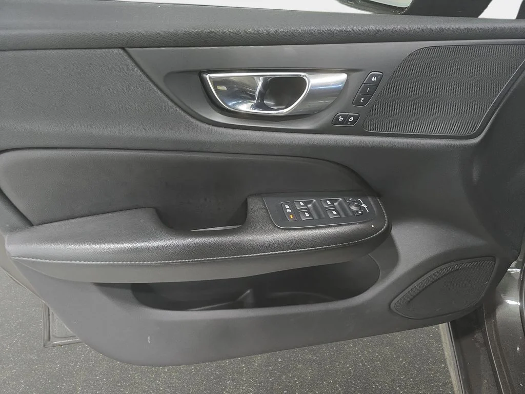 Used 2020 Pine Gray Metallic Volvo T6 Momentum image 22
