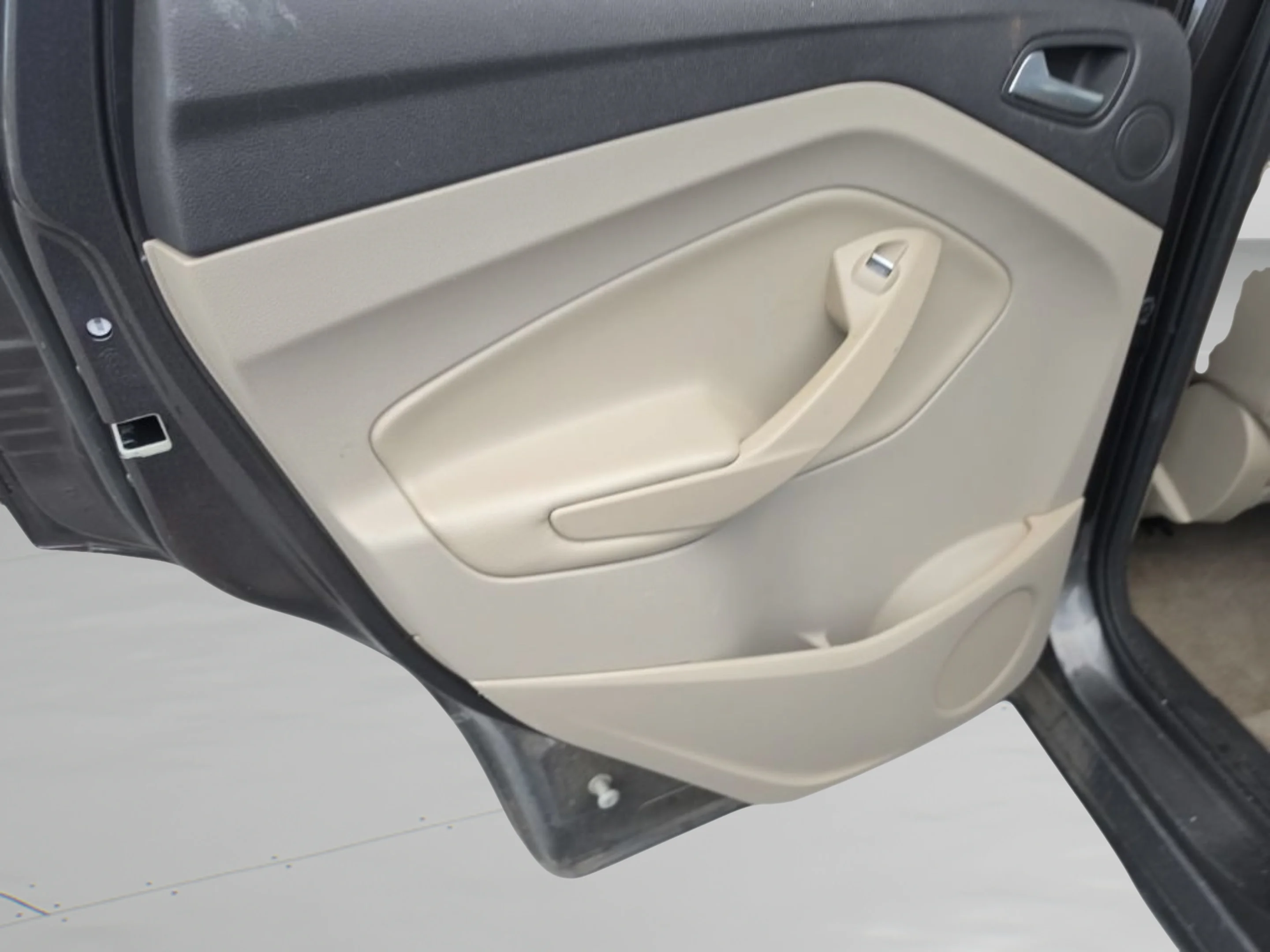 Used 2015 Gray Ford SE image 28