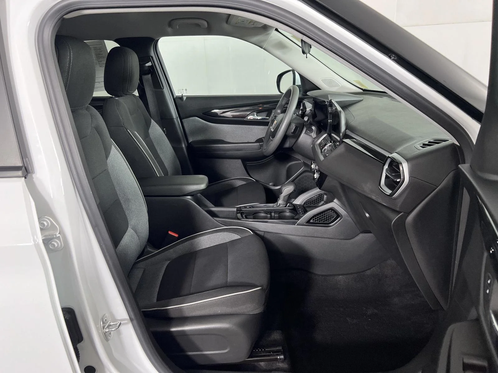 Used 2024 Summit White Chevrolet LT image 8