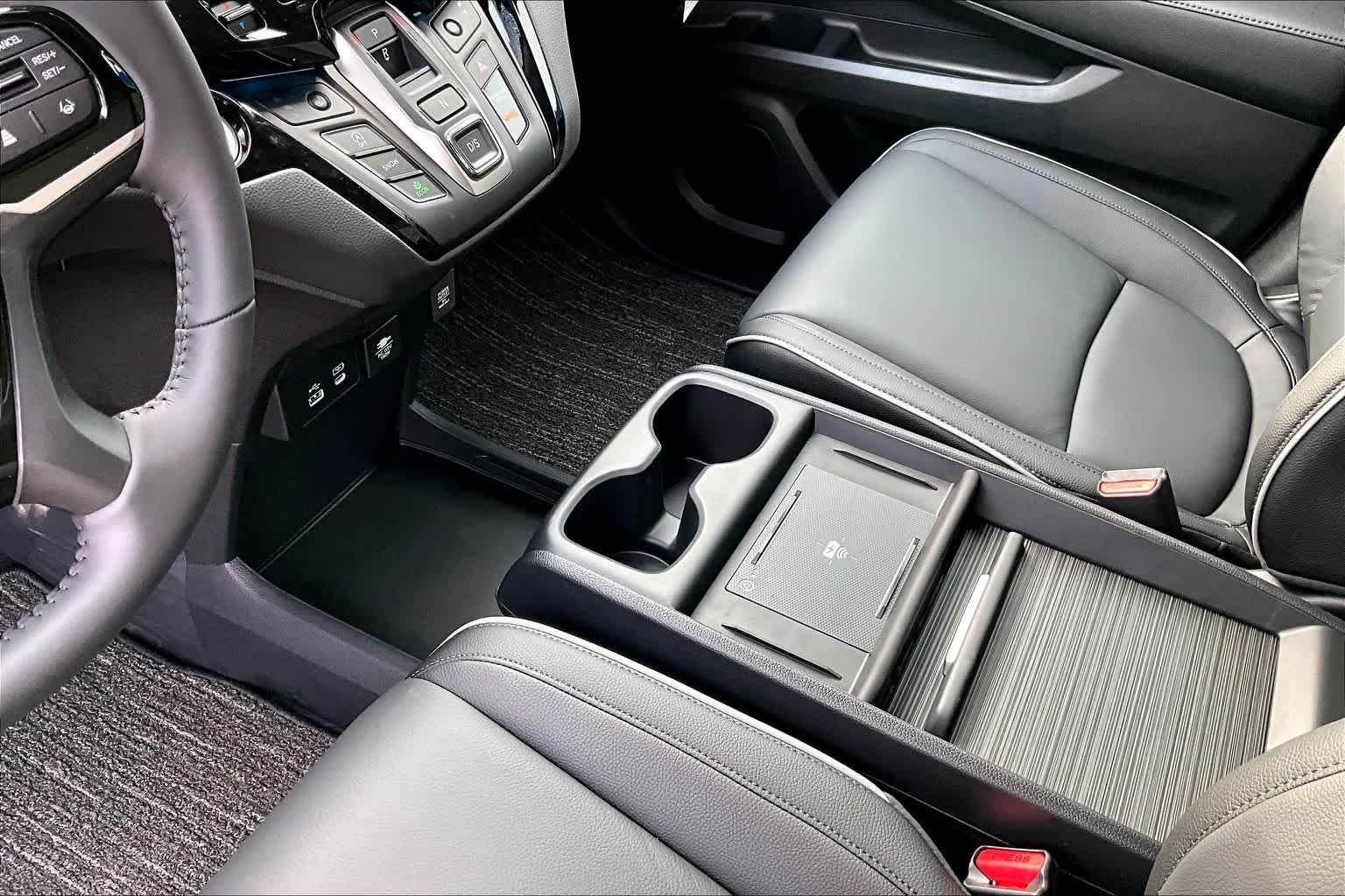 New 2026 Sonic Gray Pearl Honda Touring image 7
