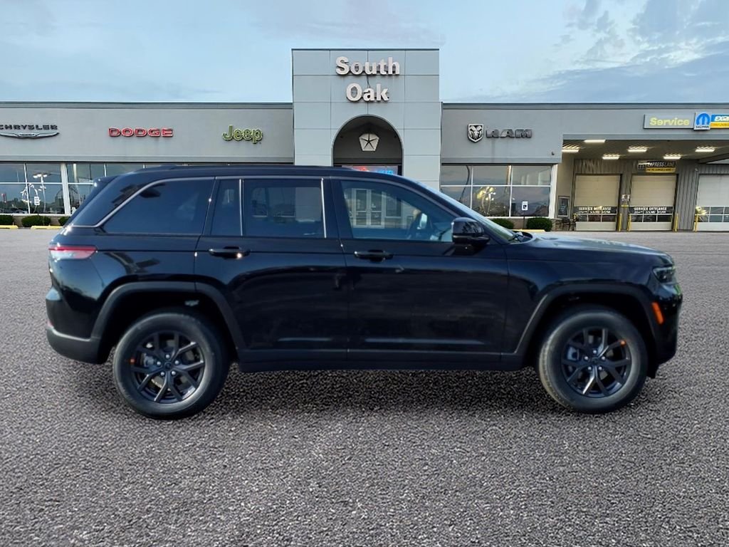 New 2027 High-Gloss Black Paint Jeep Laredo Altitude image 2